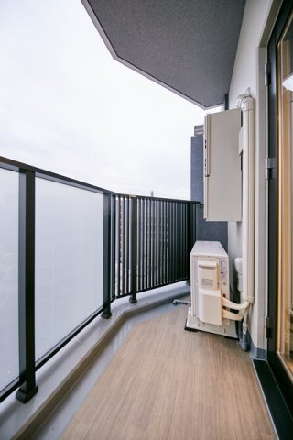 洋室から続くバルコニーは南向きです。※写真は同タイプ住戸です。