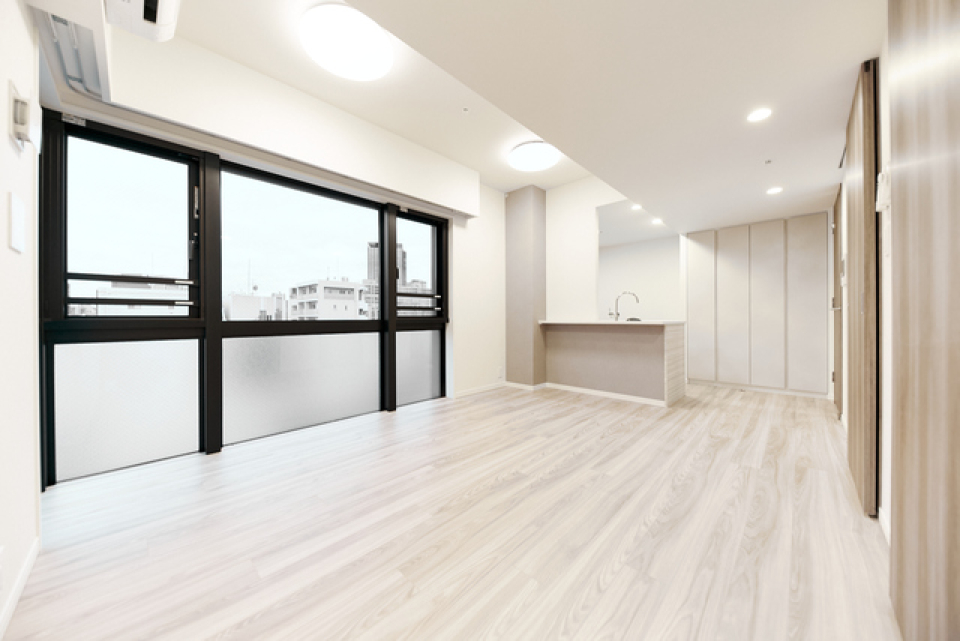 西向きに窓が多く閉めているリビングダイニングは１２．０帖の大きさです。※写真は同タイプ住戸です