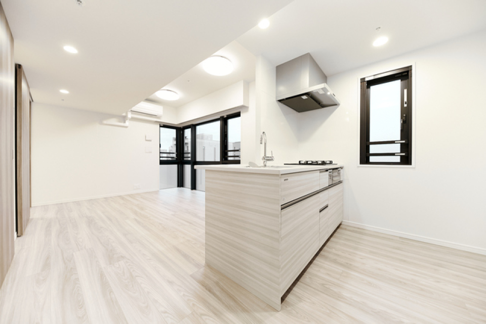 キッチンは３口のガスコンロが設置されています。窓があるので、自然光を感じながら料理ができますね！※写真は同タイプ住戸です。