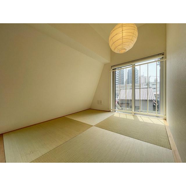 3階奥にはTatamiスペースが。ごろんとくつろぐならここで。