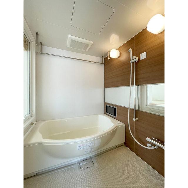 お風呂もかなりゆったりサイズ。しっかりと温まれそう。