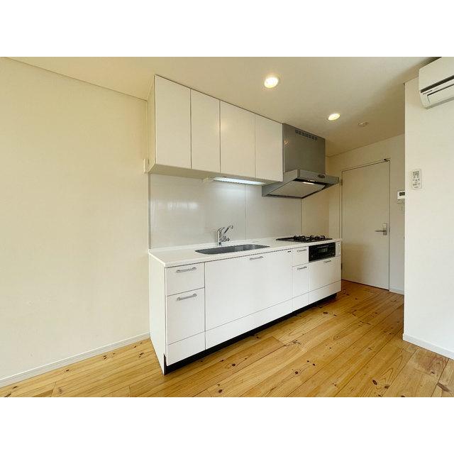 キッチンは3口のガスコンロ付き。