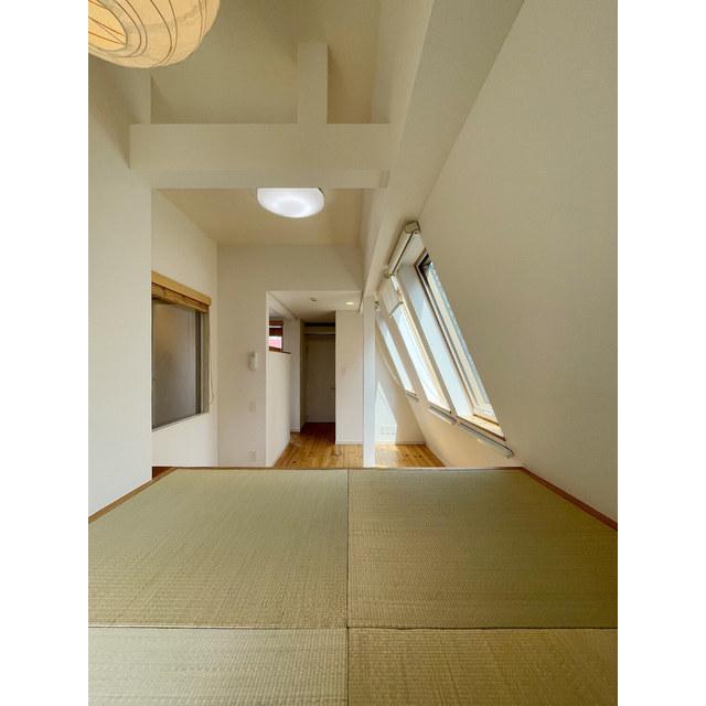 窓が多く光がたくさん入るので、自然と明るい気持ちになります。