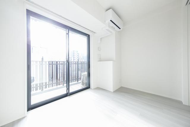 明るい陽射しと大きな窓は心地いい風が入ってきそう。※写真は同タイプ住戸です。