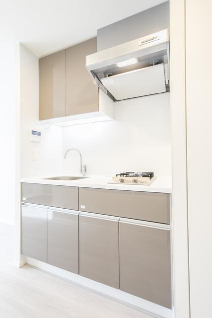 キッチンは上下に収納スペースがあるタイプなのでスッキリします。※写真は同タイプ住戸です。