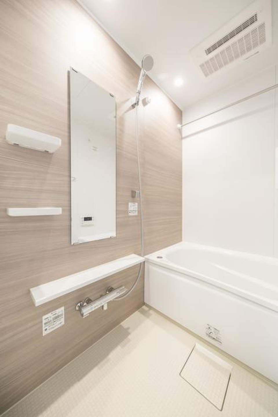 追い炊き＆浴室乾燥付きのバスルーム。※写真は同タイプ住戸です。