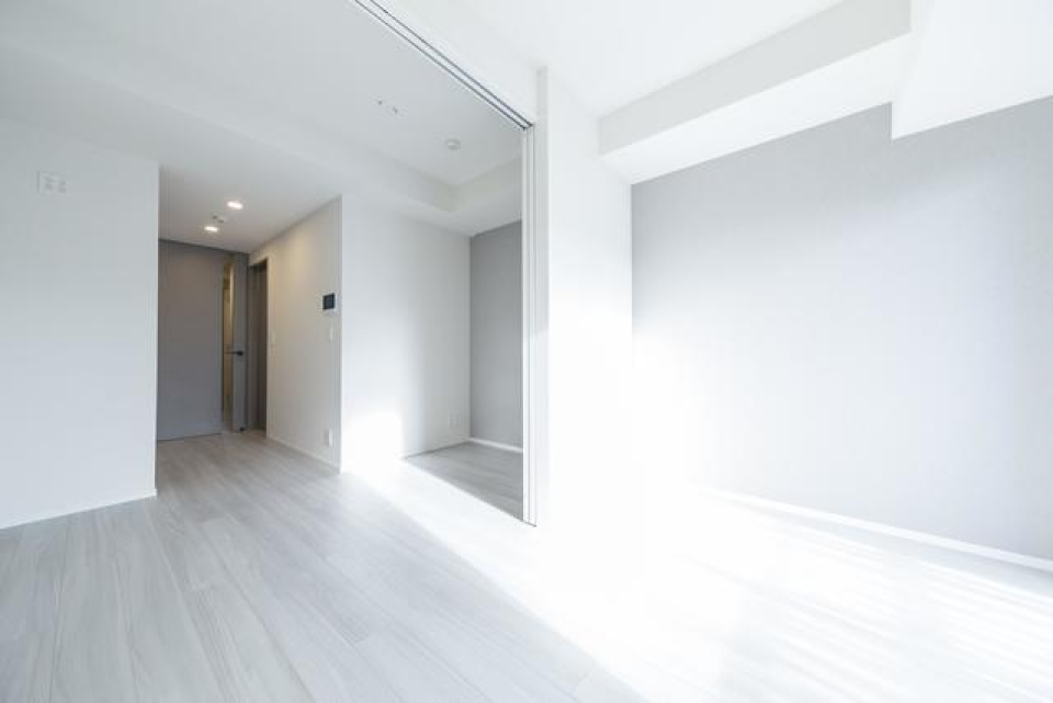 仕切り扉を開放すれば、ダイニングからひと続きの広い空間に。※写真は同タイプ住戸です。