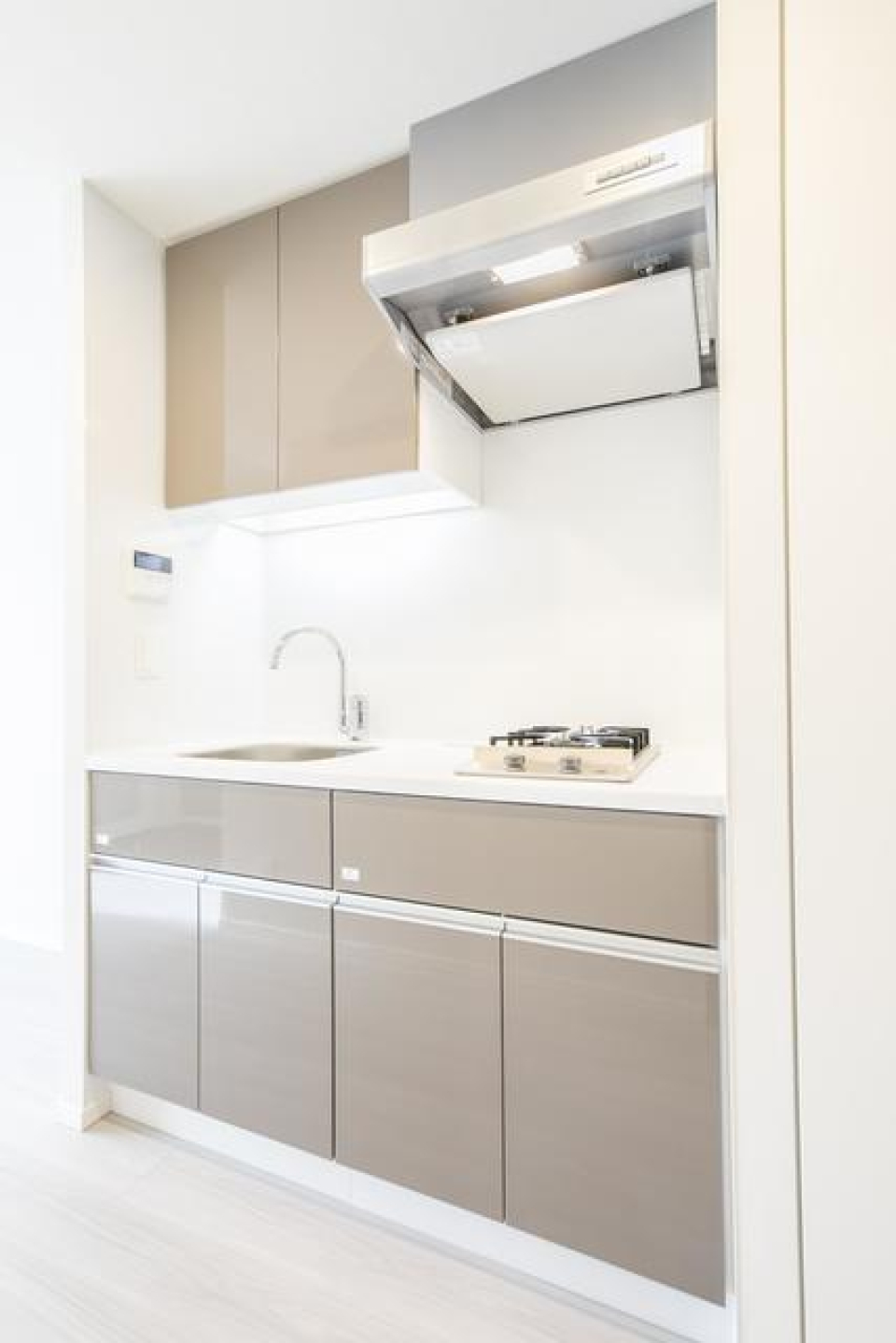 キッチンは上下に収納スペースがあるタイプなのでスッキリします。※写真は同タイプ住戸です。