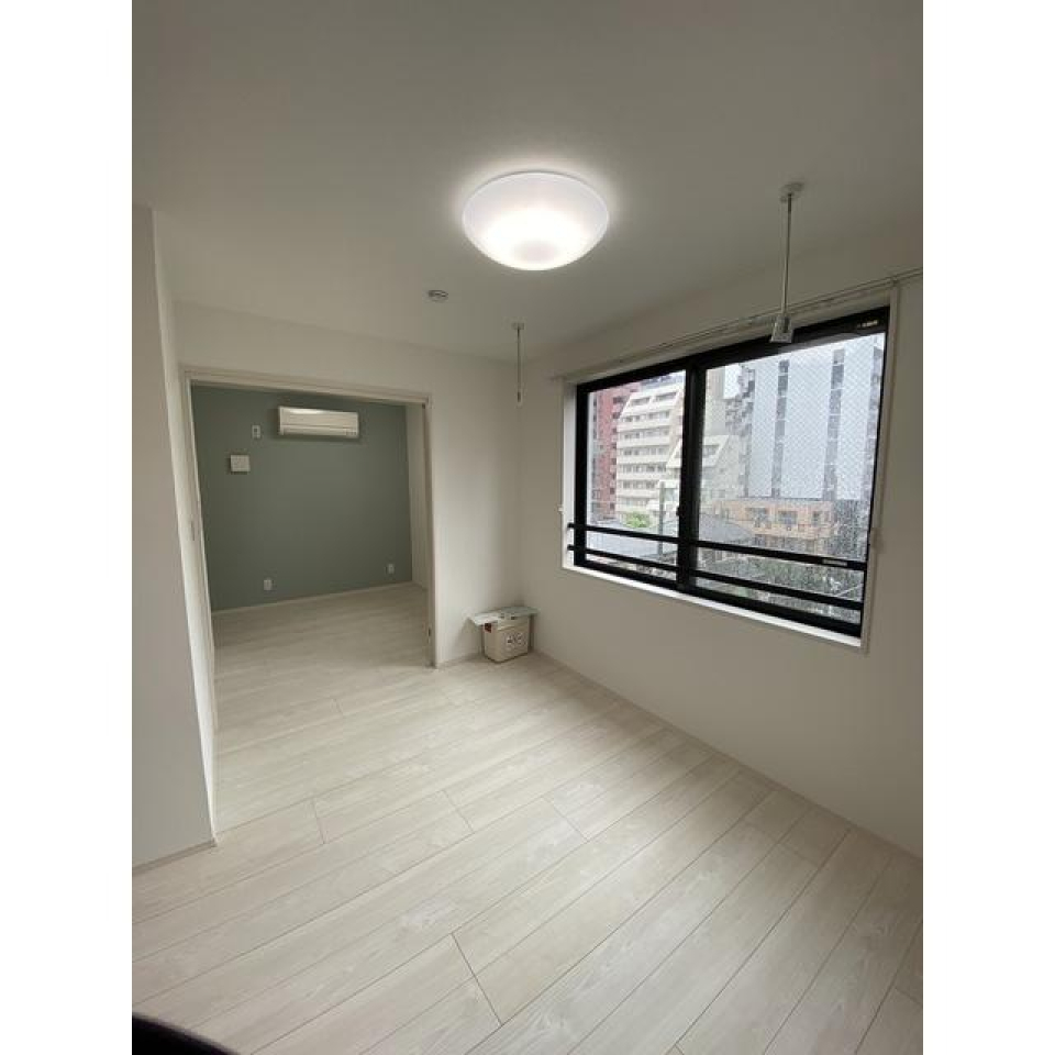 奥に洋室があります。