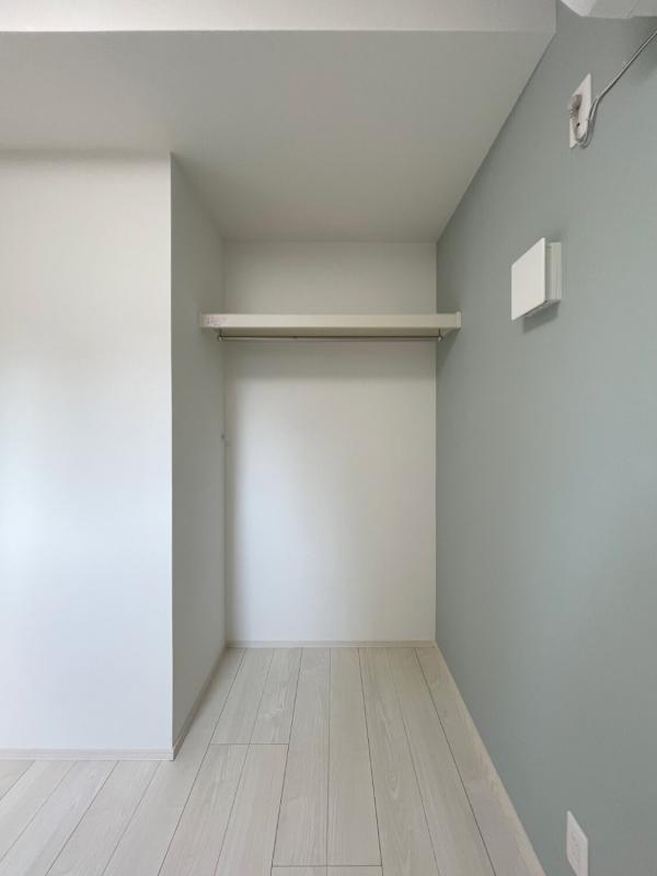 洋室は収納付きです。