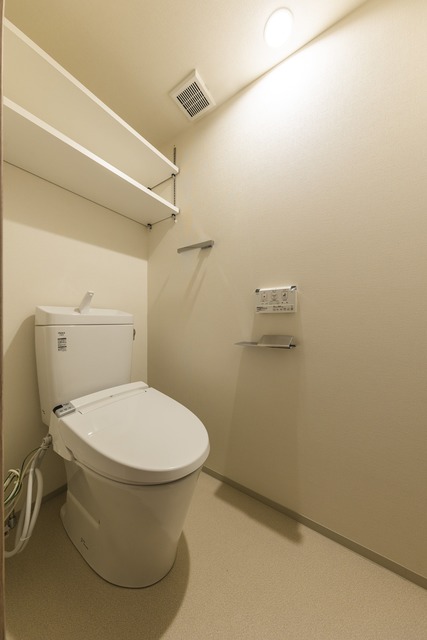 トイレは嬉しい収納棚付きです。
※写真は同タイプ住戸です。