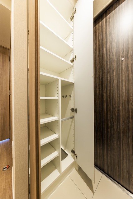 玄関です。収納充実なシューズボックス付きです。
※写真は同タイプ住戸です。