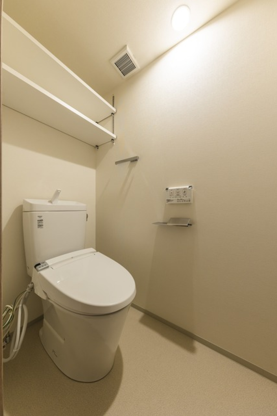 トイレは嬉しい収納棚付きです。
※写真は同タイプ住戸です。