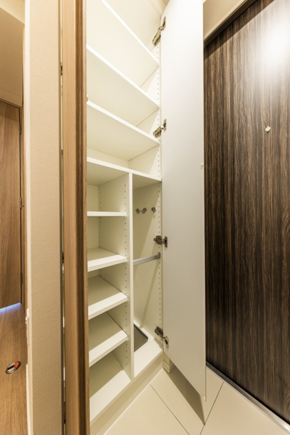 玄関です。収納充実なシューズボックス付きです。
※写真は同タイプ住戸です。