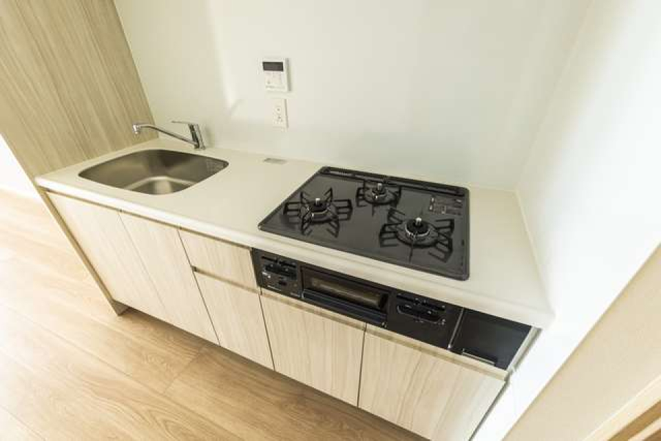 3口のガスコンロ付きです。
※写真は同タイプ住戸です。