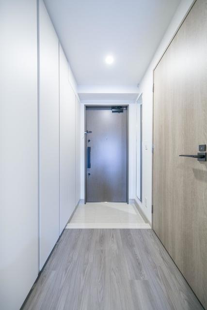 廊下から玄関の様子※写真は同タイプ住戸です。