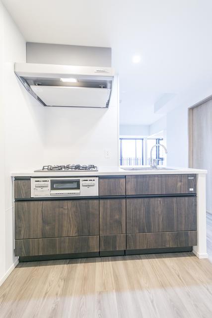 カウンターキッチンはブラウンで落ち着いた感じ。※写真は同タイプ住戸です。