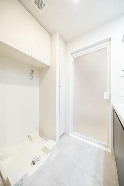 洗濯機置き場の上にも収納があります※写真は同タイプ住戸です。