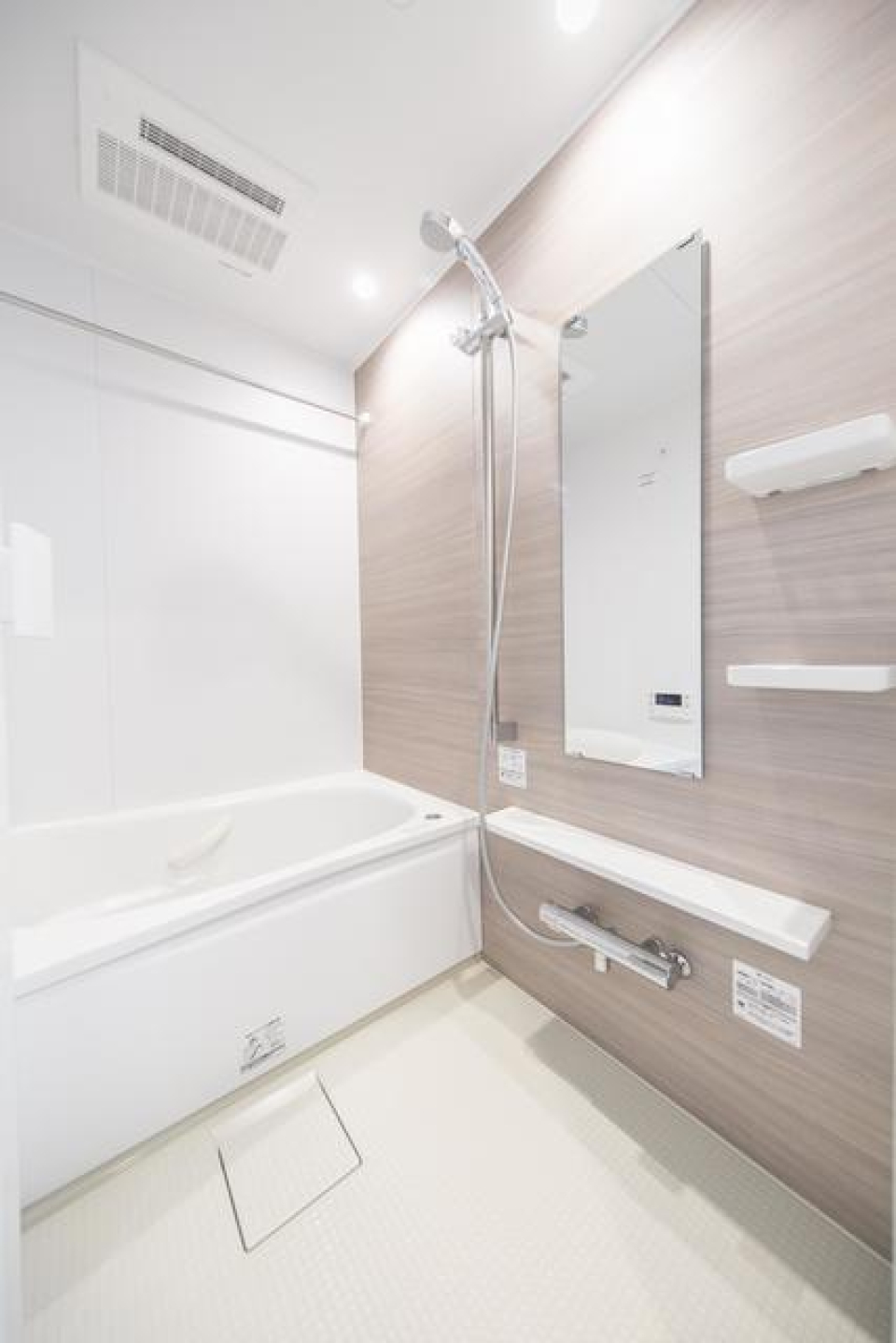 追い炊き＆浴室乾燥付きのバスルーム。※写真は同タイプ住戸です。