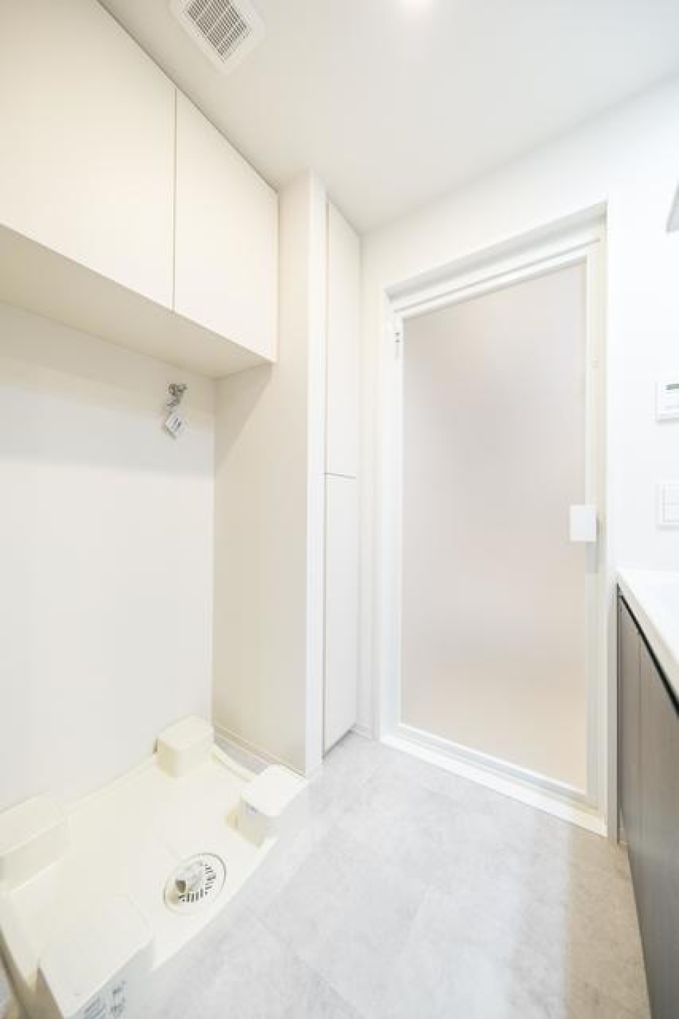 洗濯機置き場の上にも収納があります※写真は同タイプ住戸です。