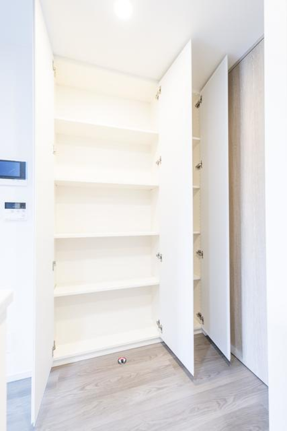 キッチン横にも収納があります。日用品のストックとか仕舞うのに便利。※写真は同タイプ住戸です。