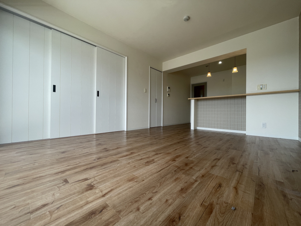 隣接する洋室の仕切り扉を開放して、LDKと繋げてもOK