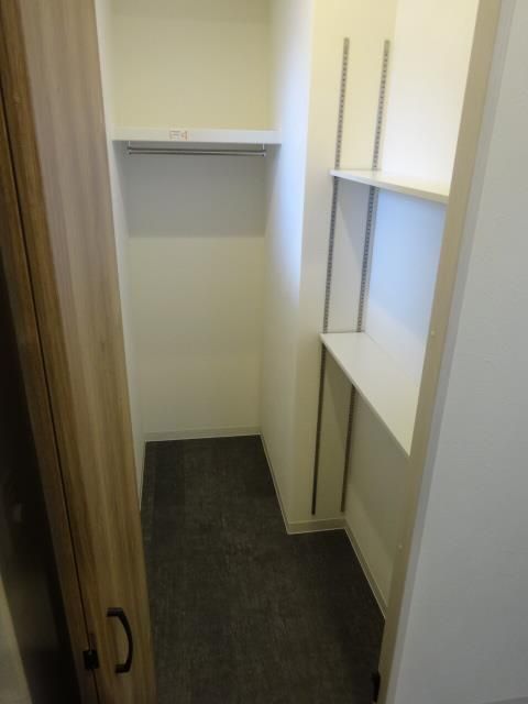 玄関横にも収納があります