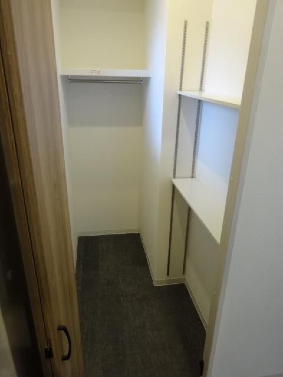 玄関横にも収納があります