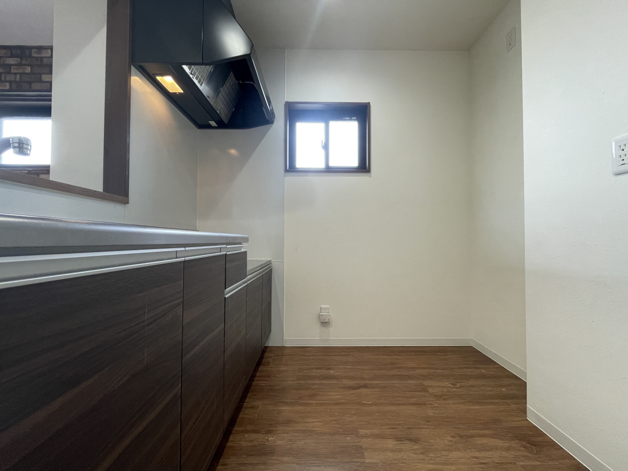 キッチンには小窓がついてます