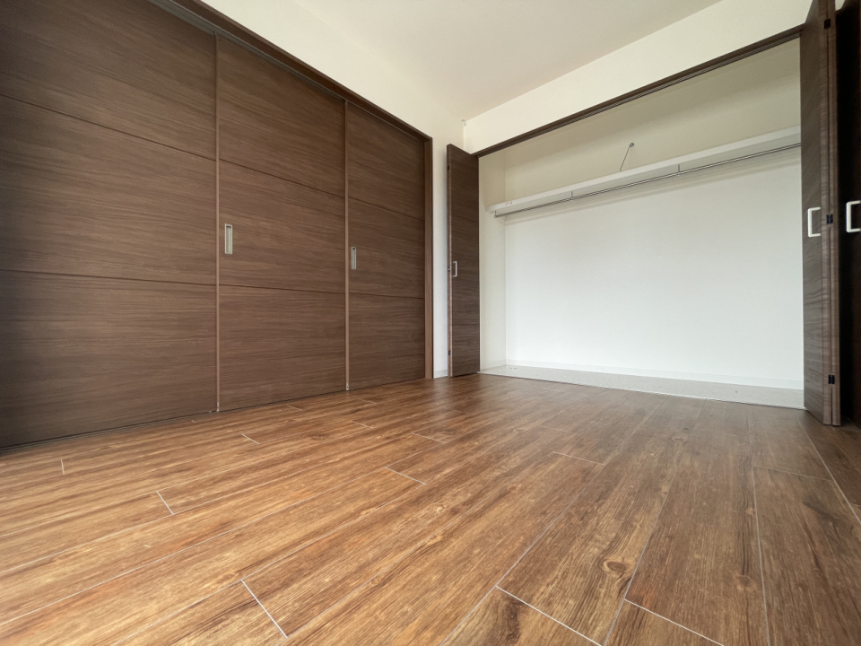 壁一面がクローゼットで収納もバッチリ！