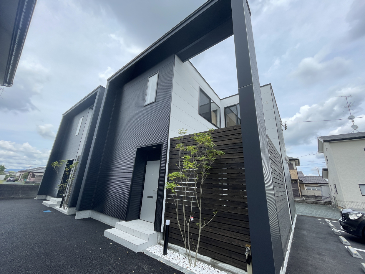 シックでおしゃれな外観の一戸建て