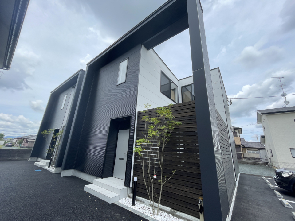 シックでおしゃれな外観の一戸建て