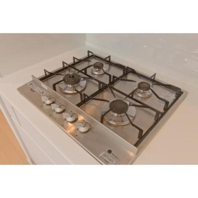 4口のガスコンロ付きです。
※写真は同タイプ住戸です。