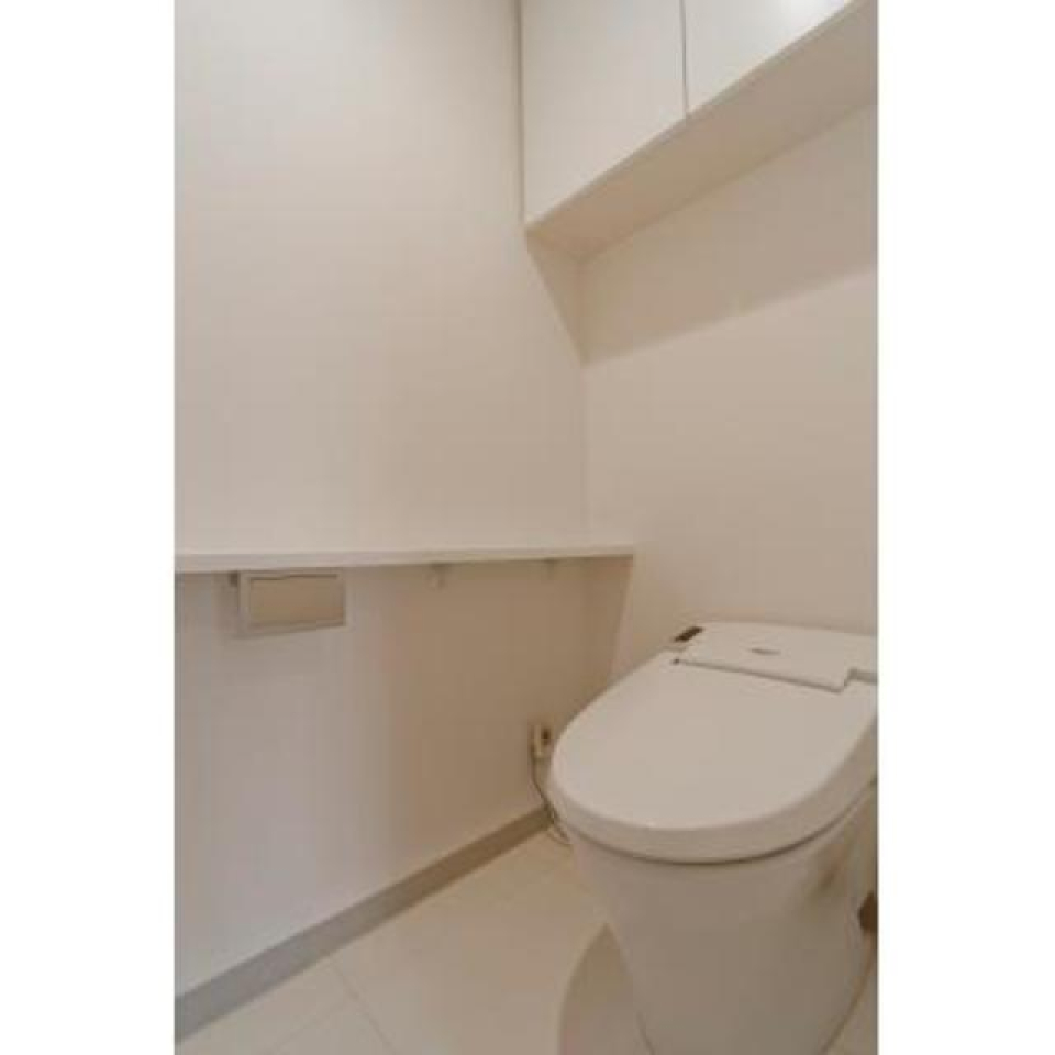トイレです。頭上に収納棚が付いています。
※写真は同タイプ住戸です。
