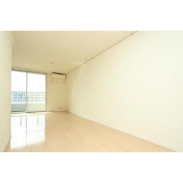 壁や天井が白く、また、窓も大きいので陽の光が入ると、お部屋全体が明るく開放的に見えるのが特徴です。
※写真は同タイプ住戸です。