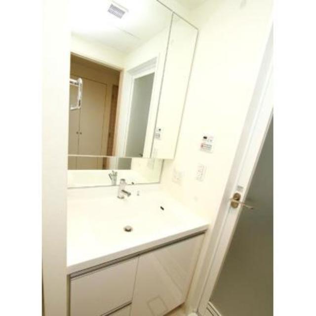 洗面台は広々していて、2人並んで歯も磨くことが出来そうなスペースです。
※写真は同タイプ住戸です。