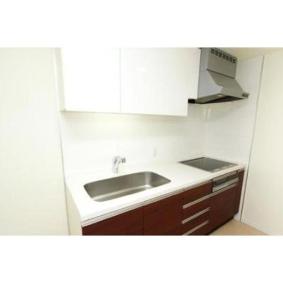 システムキッチンは安心安全の、IH対応です。シンクも広々していて、お皿を洗う時に使い勝手が良さそうです◎
※写真は同タイプ住戸です。