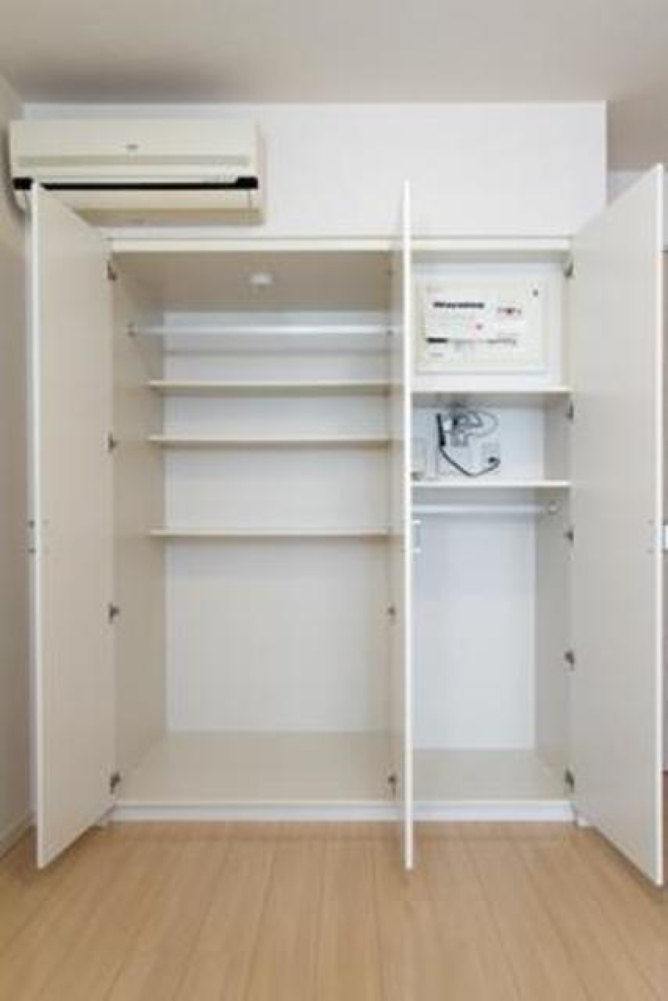 クロークと物入れどちらもあり、整理整頓がしやすそうですね。※写真は同タイプ住戸です。