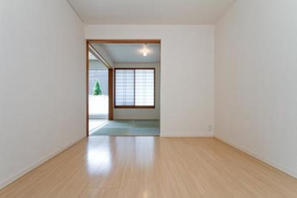 お隣は６．５畳の洋室です。※写真は同タイプ住戸です。