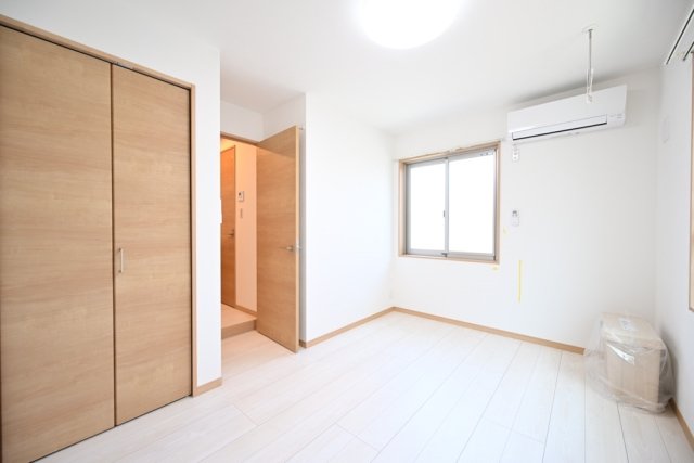 ホワイト調のフローリングと壁紙に、ナチュラルなカラーの建具です。