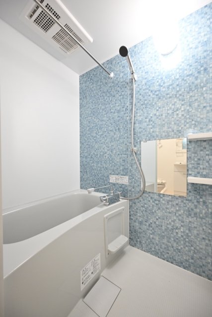 ライトブルーのパネルが導入されている浴室です。