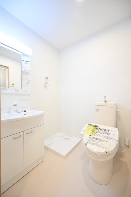 トイレ、洗面台が同じスペースにあります。