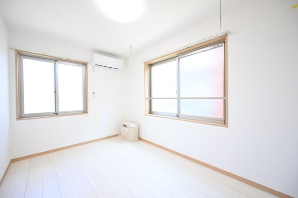 窓が２方向に設置されていて、自然光を集めやすそうです。