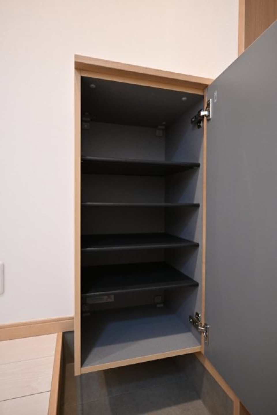 ひとり暮らしにはちょうどいい容量のシューズボックスです。