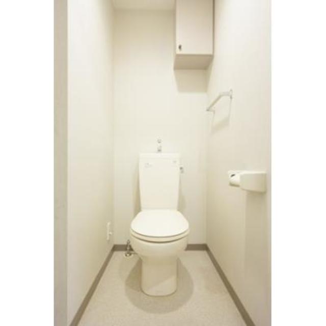 トイレです。頭上に収納棚が付いています。
※写真は同タイプ住戸です。