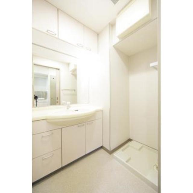 独立洗面台です。その横に室内洗濯機置き場があります。
※写真は同タイプ住戸です。