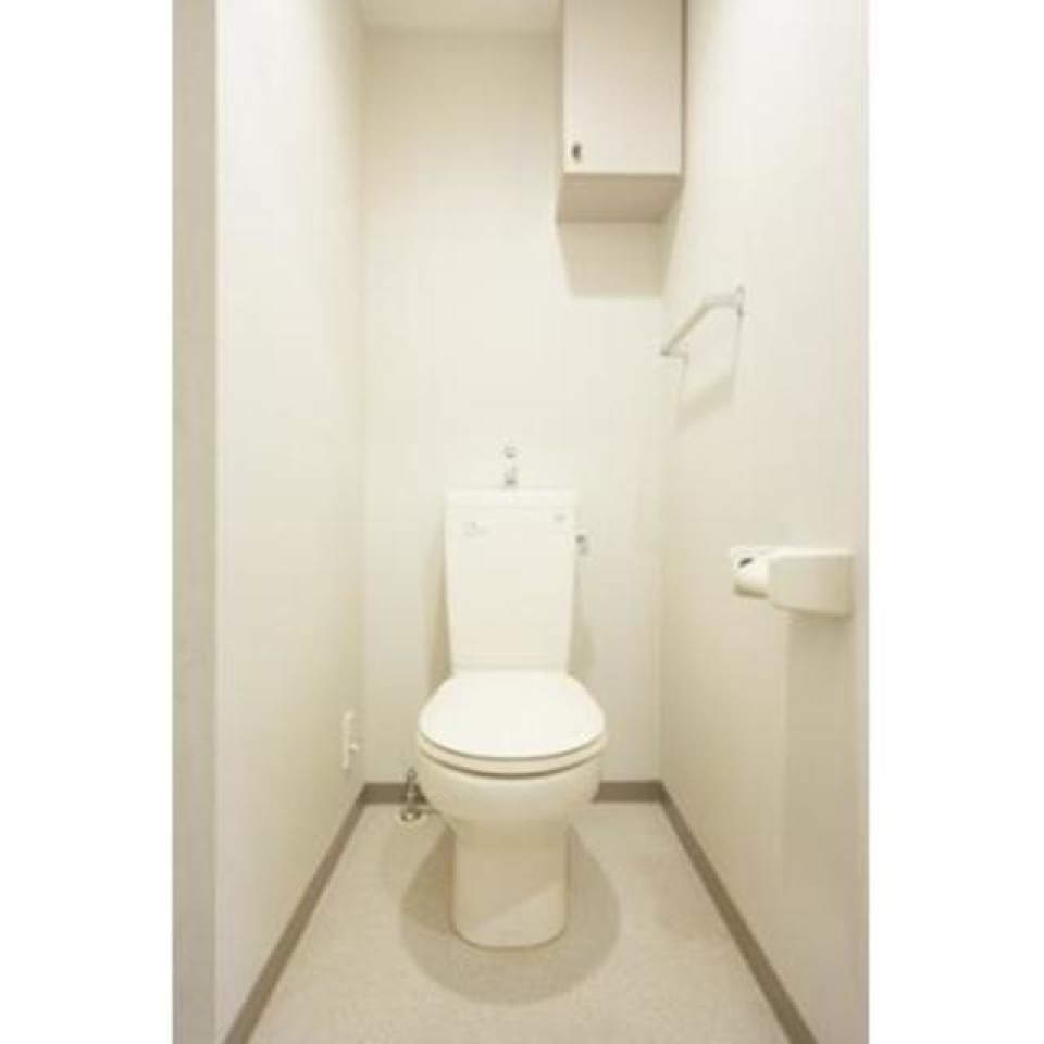トイレです。頭上に収納棚が付いています。
※写真は同タイプ住戸です。