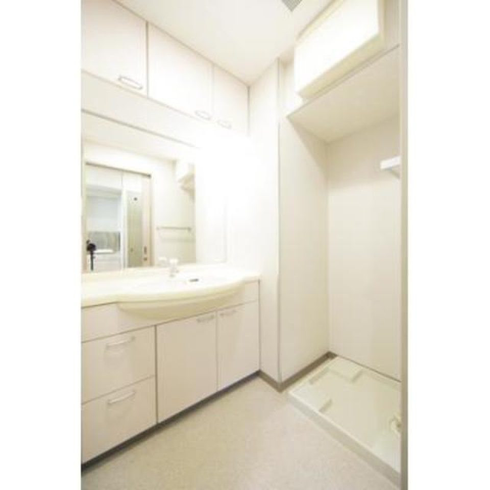 独立洗面台です。その横に室内洗濯機置き場があります。
※写真は同タイプ住戸です。