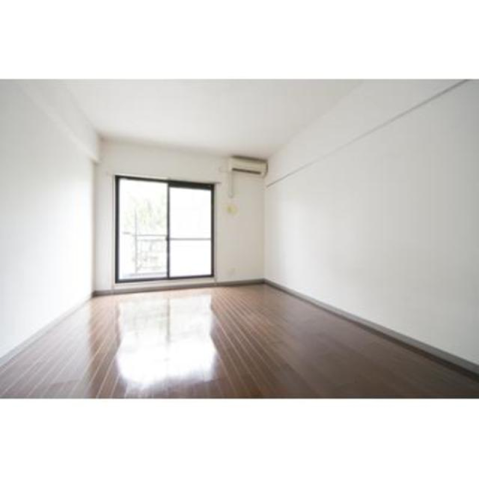 エアコン付きです。壁が白く明るい雰囲気です。
※写真は同タイプ住戸です。