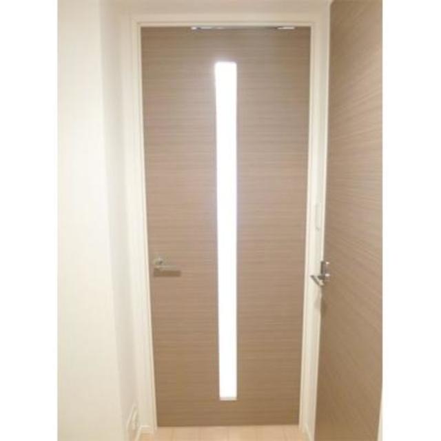 扉もすりガラスになっていて、光が廊下まで届きそうです。
※写真は同タイプ住戸です。